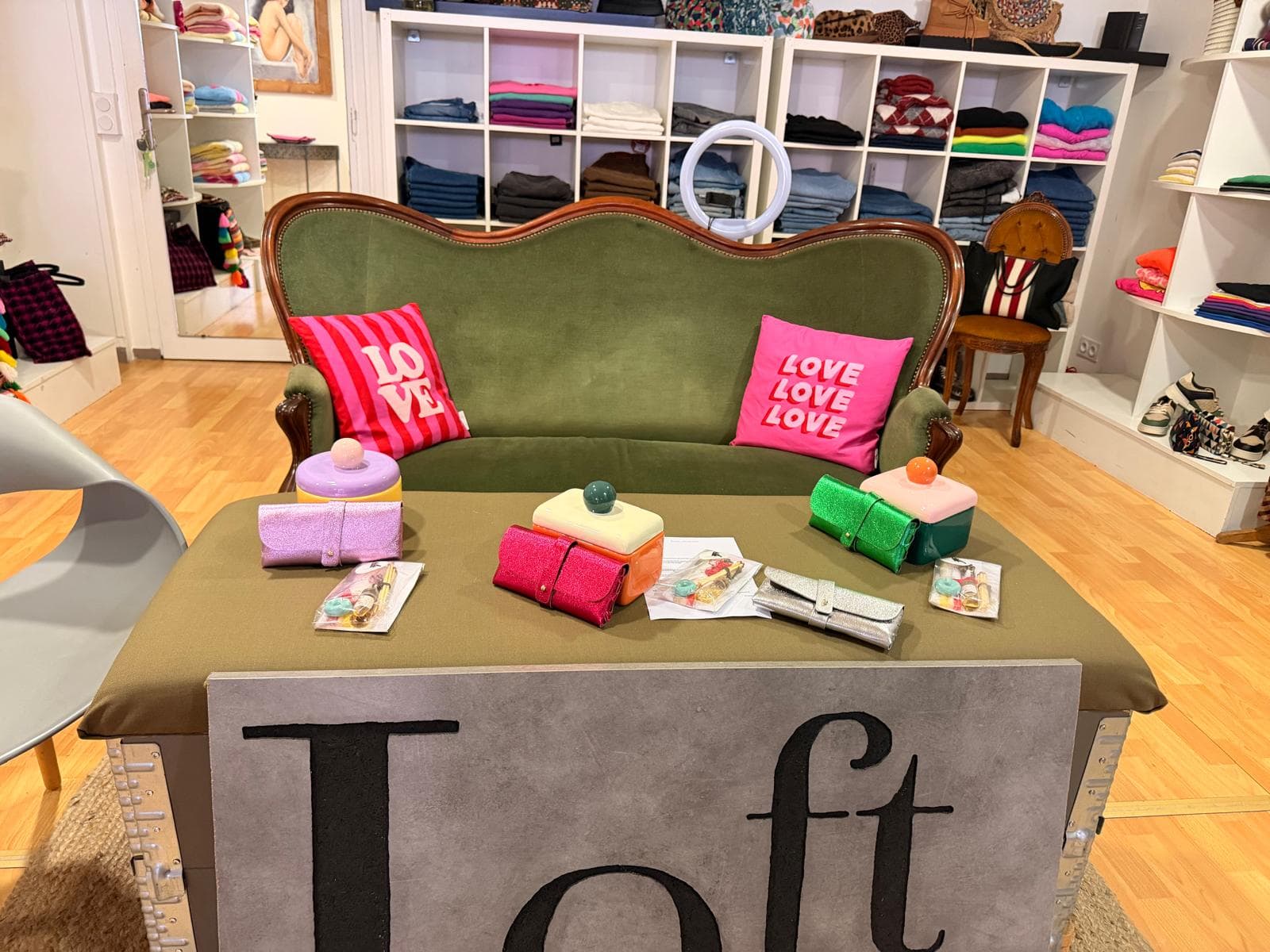 L'intérieur de la boutique et son canapé Loft