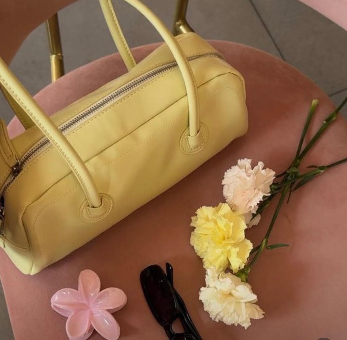 Sac jaune pastel et accessoires